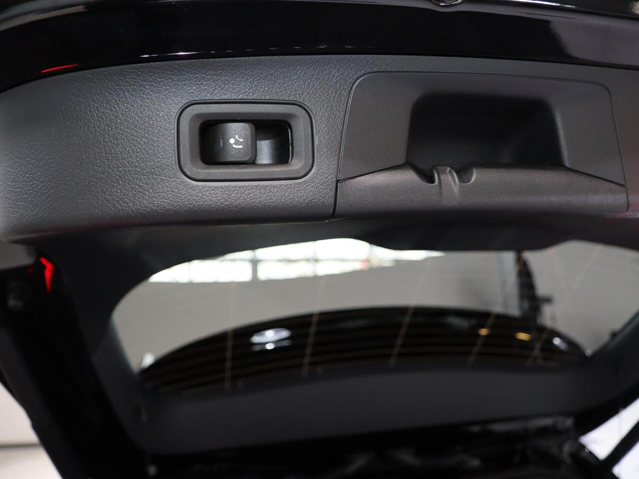 Mercedes-Benz GLA-KLASSE 250 e AMG Line | Trekhaak | Panoramadak | Night pakket | 20 inch |