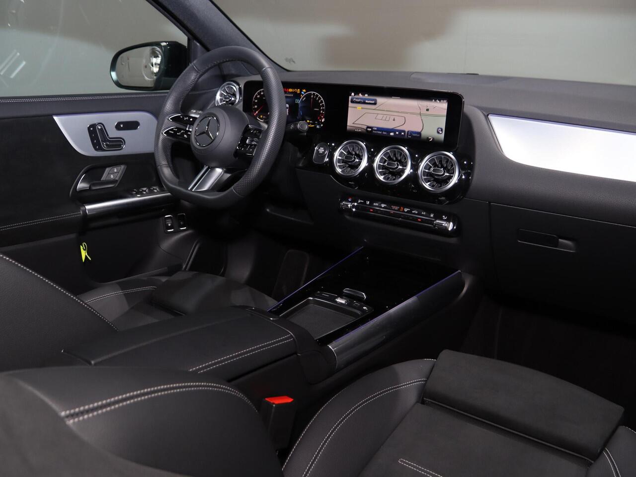 Mercedes-Benz GLA-KLASSE 250 e AMG Line | Trekhaak | Panoramadak | Night pakket | 20 inch |