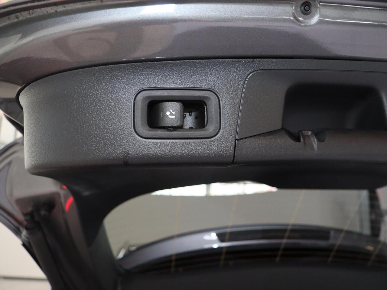 Mercedes-Benz GLA-KLASSE 250 e Business Solution AMG | Trekhaak | Winterpack | Dodehoek detectie | Apple Carplay |