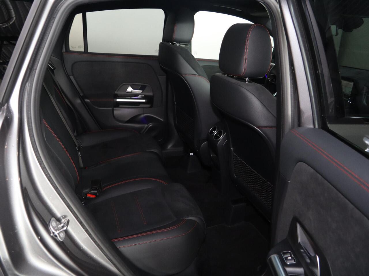 Mercedes-Benz GLA-KLASSE 250 e Business Solution AMG | Trekhaak | Winterpack | Dodehoek detectie | Apple Carplay |