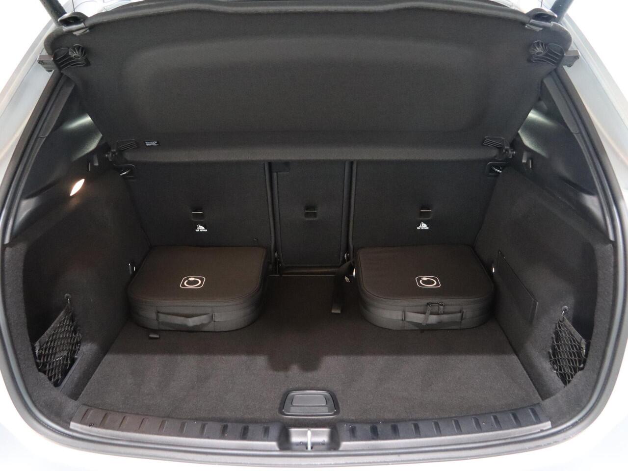 Mercedes-Benz GLA-KLASSE 250e Business Solution AMG | Trekhaak | Panoramaschuifdak | 360 Camera | Dodehoekassistent |