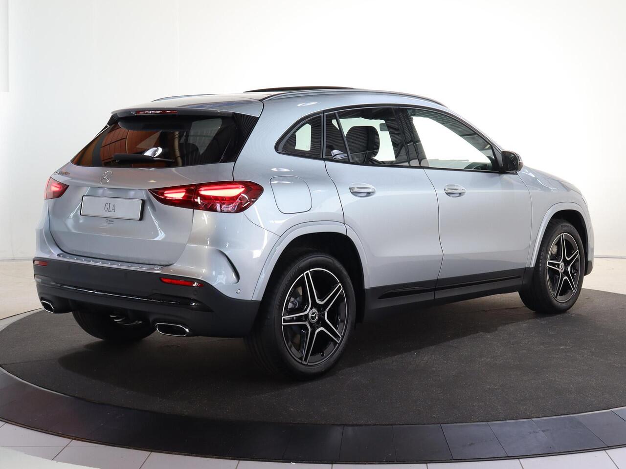 Mercedes-Benz GLA-KLASSE 250e Business Solution AMG | Trekhaak | Panoramaschuifdak | 360 Camera | Dodehoekassistent |