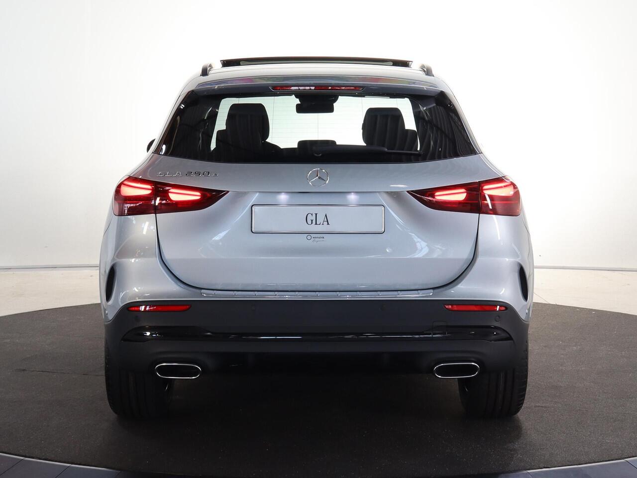 Mercedes-Benz GLA-KLASSE 250e Business Solution AMG | Trekhaak | Panoramaschuifdak | 360 Camera | Dodehoekassistent |