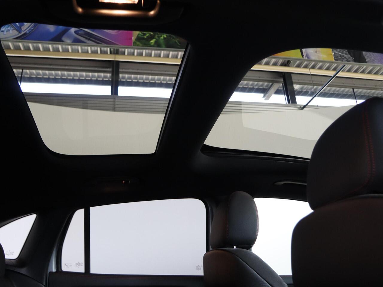 Mercedes-Benz GLA-KLASSE 250e Business Solution AMG | Trekhaak | Panoramaschuifdak | 360 Camera | Dodehoekassistent |