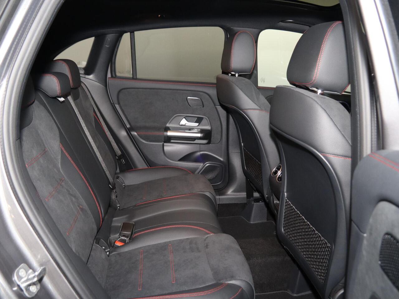 Mercedes-Benz GLA-KLASSE 250e Business Solution AMG | Premium Plus | Panoramaschuifdak | Head-up | Burmester | Winterpakket |