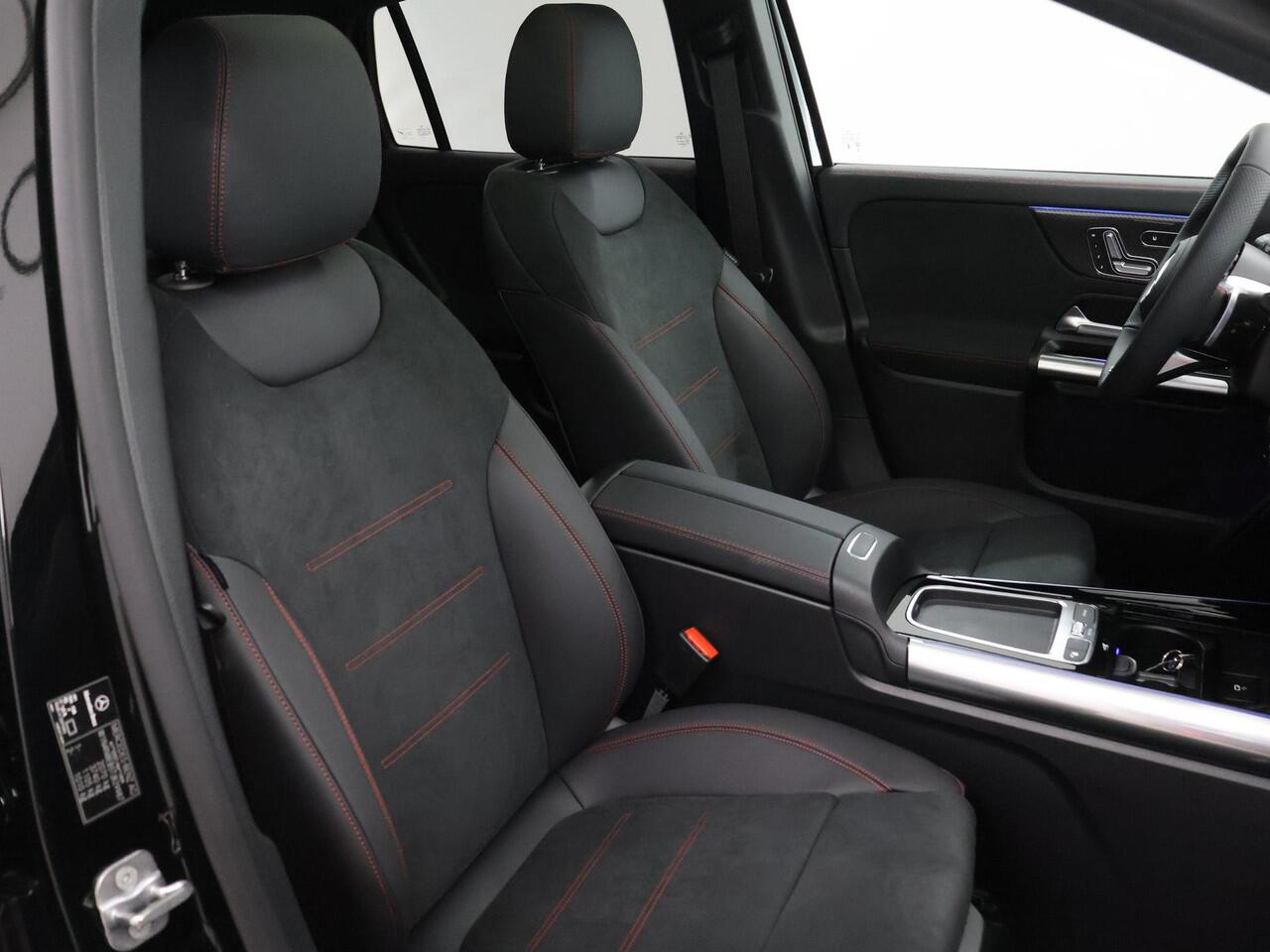 Mercedes-Benz GLA-KLASSE 180 Business Solution AMG | Panoramaschuifdak | Premium Plus | Trekhaak | Nightpakket | Achteruitrijcamera | Stoelverwarming voor |