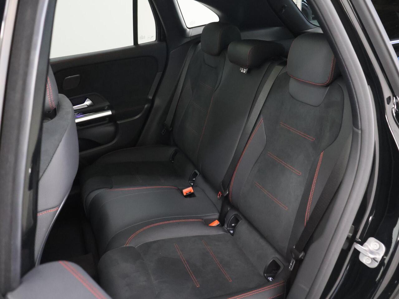 Mercedes-Benz GLA-KLASSE 180 Business Solution AMG | Panoramaschuifdak | Premium Plus | Trekhaak | Nightpakket | Achteruitrijcamera | Stoelverwarming voor |