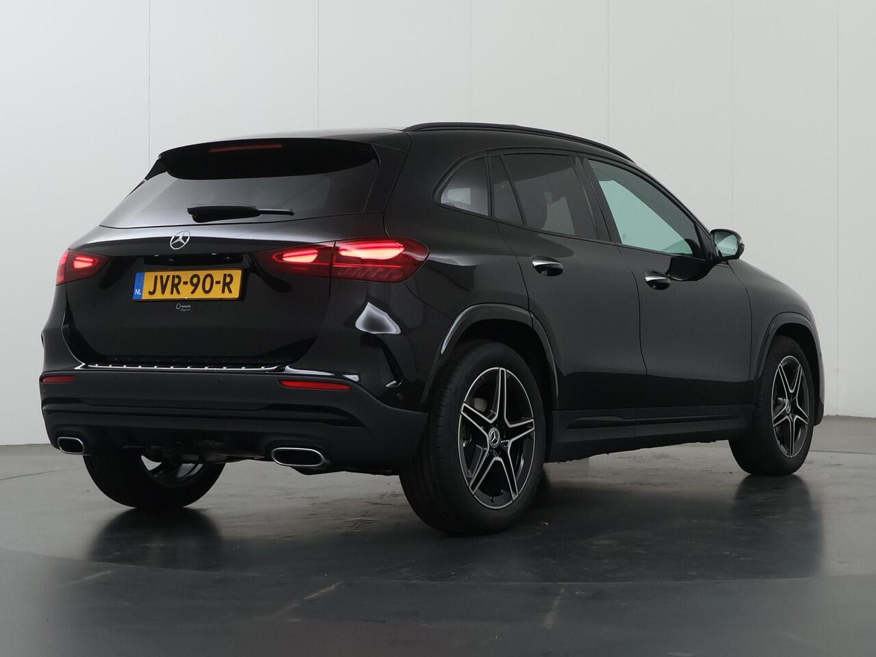 Mercedes-Benz GLA-KLASSE 180 Business Solution AMG | Panoramaschuifdak | Premium Plus | Trekhaak | Nightpakket | Achteruitrijcamera | Stoelverwarming voor |