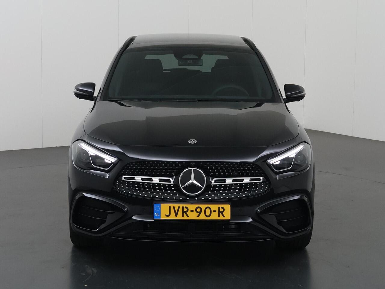 Mercedes-Benz GLA-KLASSE 180 Business Solution AMG | Panoramaschuifdak | Premium Plus | Trekhaak | Nightpakket | Achteruitrijcamera | Stoelverwarming voor |