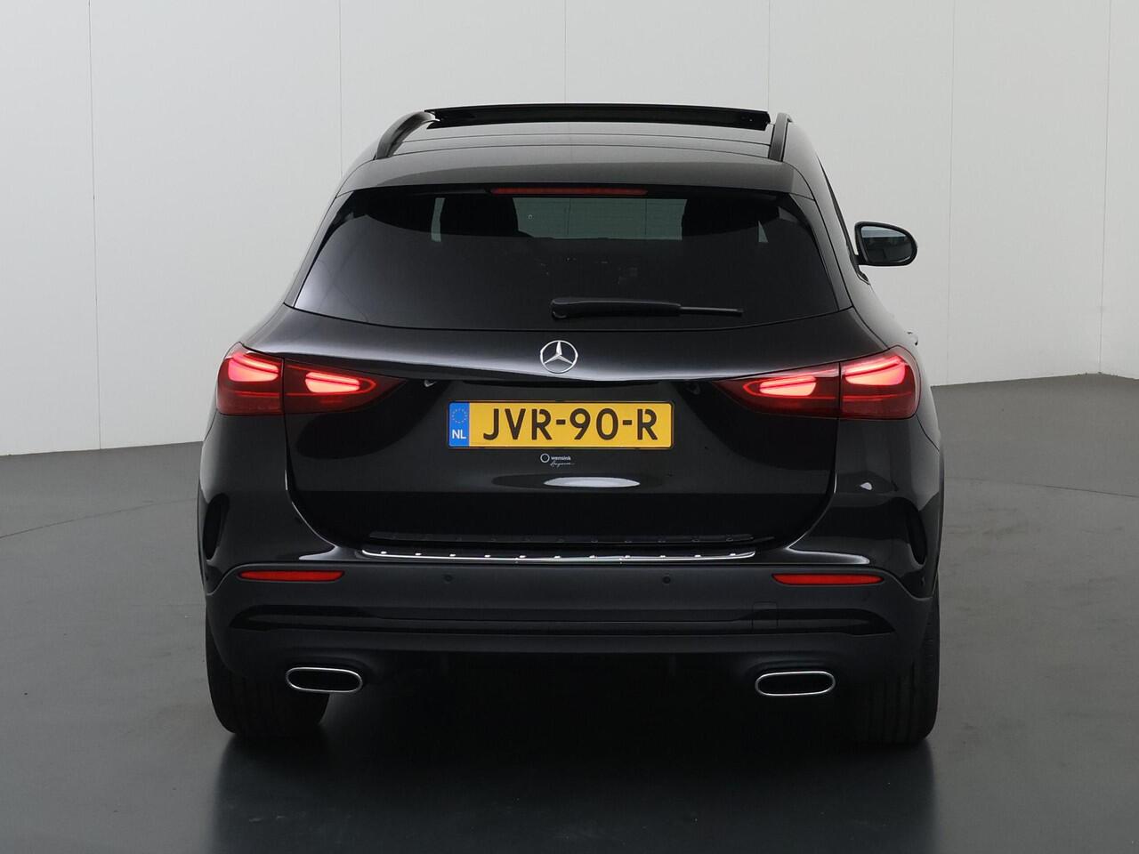 Mercedes-Benz GLA-KLASSE 180 Business Solution AMG | Panoramaschuifdak | Premium Plus | Trekhaak | Nightpakket | Achteruitrijcamera | Stoelverwarming voor |