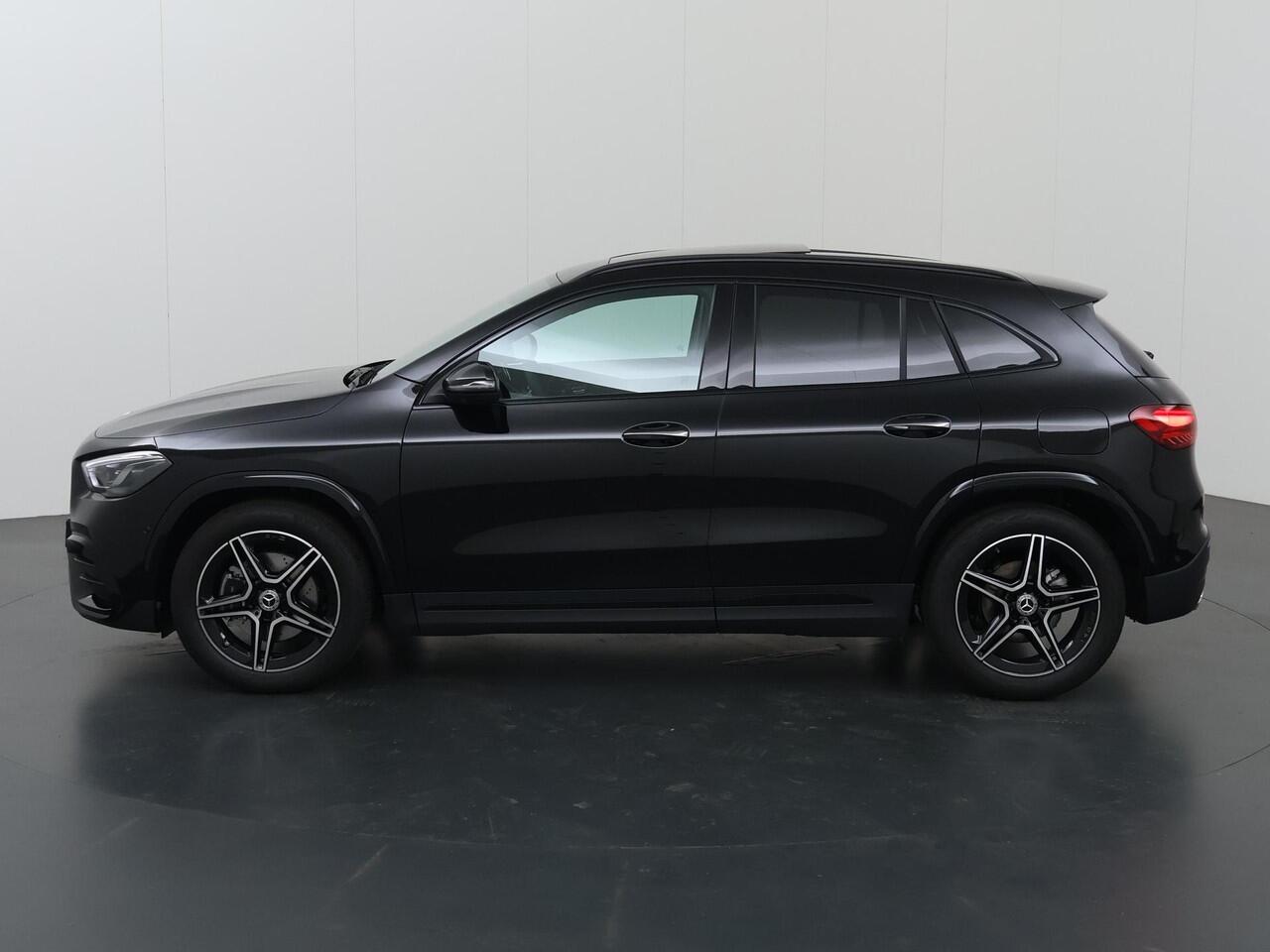 Mercedes-Benz GLA-KLASSE 180 Business Solution AMG | Panoramaschuifdak | Premium Plus | Trekhaak | Nightpakket | Achteruitrijcamera | Stoelverwarming voor |