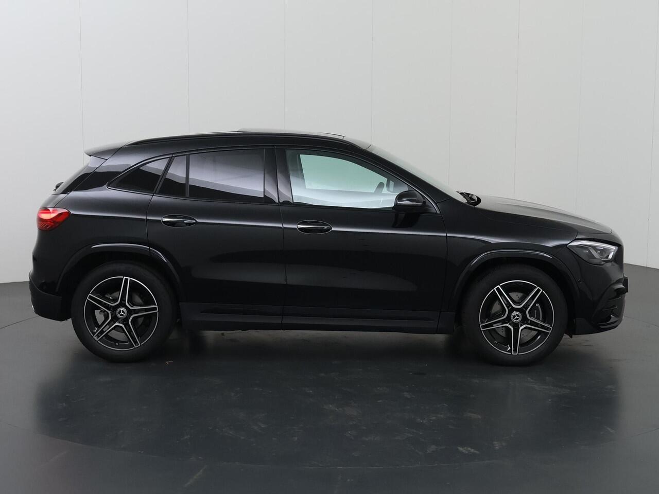 Mercedes-Benz GLA-KLASSE 180 Business Solution AMG | Panoramaschuifdak | Premium Plus | Trekhaak | Nightpakket | Achteruitrijcamera | Stoelverwarming voor |