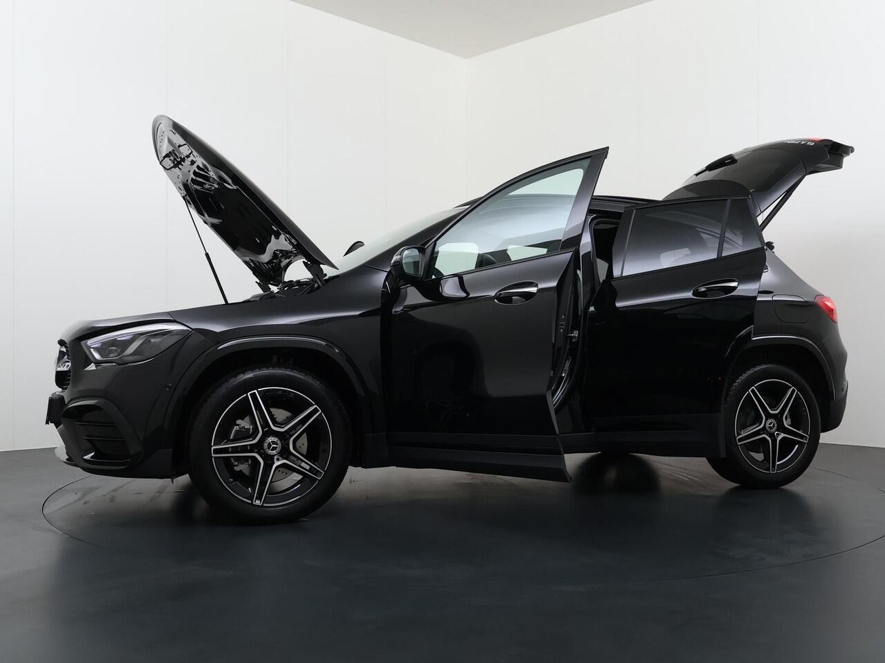 Mercedes-Benz GLA-KLASSE 250 e Business Solution AMG | Night Pakket | Trekhaak | Panoramadak | MULTIBEAM LED Koplampen | Stoelverwarming | Sfeerverlichting | Apple CarPlay | Android Auto | Elektrische Achterklep | Elektrisch Inklapbare Buitenspiegels | Achteruitrijcamera | Parkee