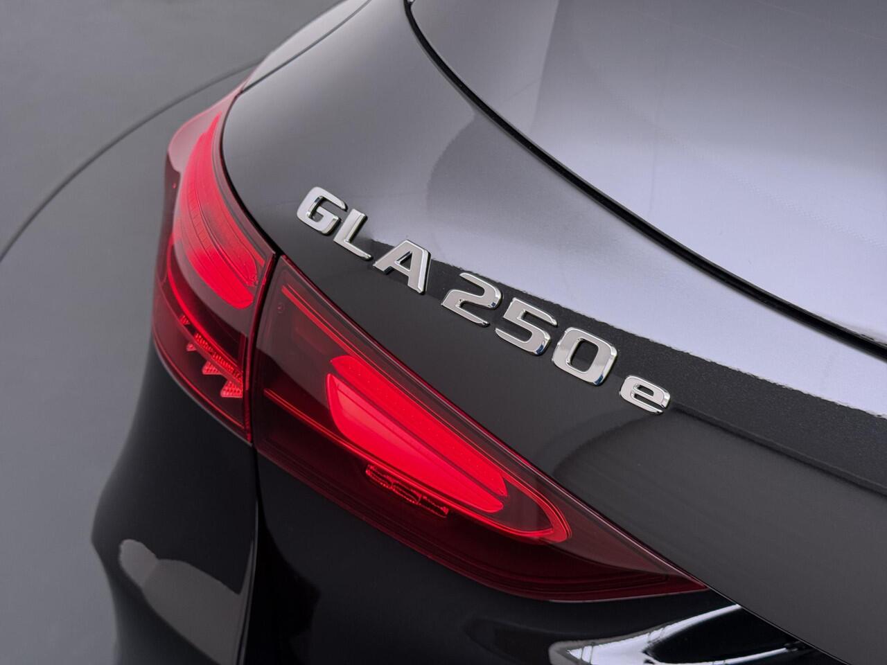 Mercedes-Benz GLA-KLASSE 250 e Business Solution AMG | Night Pakket | Trekhaak | Panoramadak | MULTIBEAM LED Koplampen | Stoelverwarming | Sfeerverlichting | Apple CarPlay | Android Auto | Elektrische Achterklep | Elektrisch Inklapbare Buitenspiegels | Achteruitrijcamera | Parkee