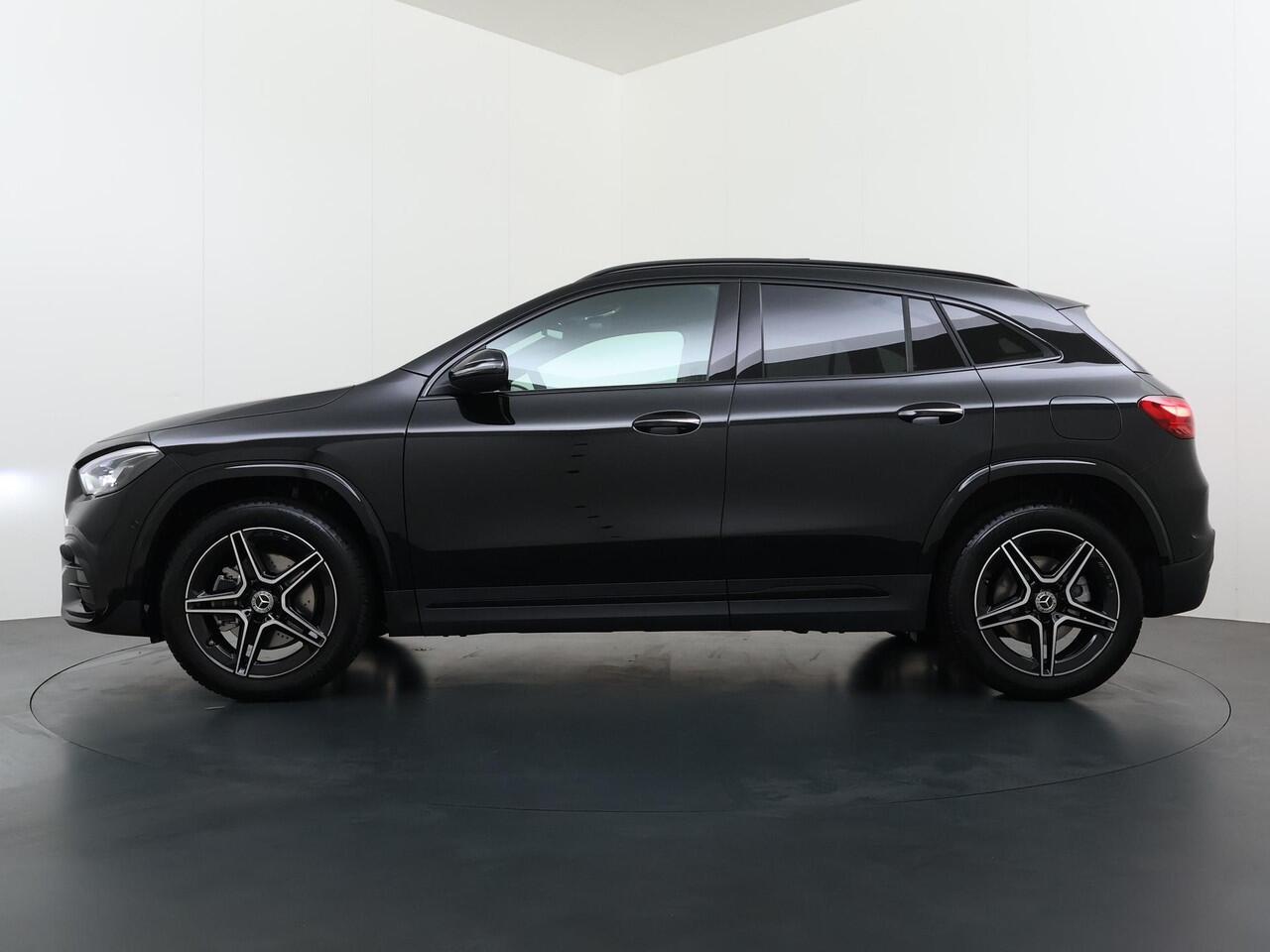 Mercedes-Benz GLA-KLASSE 250 e Business Solution AMG | Night Pakket | Trekhaak | Panoramadak | MULTIBEAM LED Koplampen | Stoelverwarming | Sfeerverlichting | Apple CarPlay | Android Auto | Elektrische Achterklep | Elektrisch Inklapbare Buitenspiegels | Achteruitrijcamera | Parkee