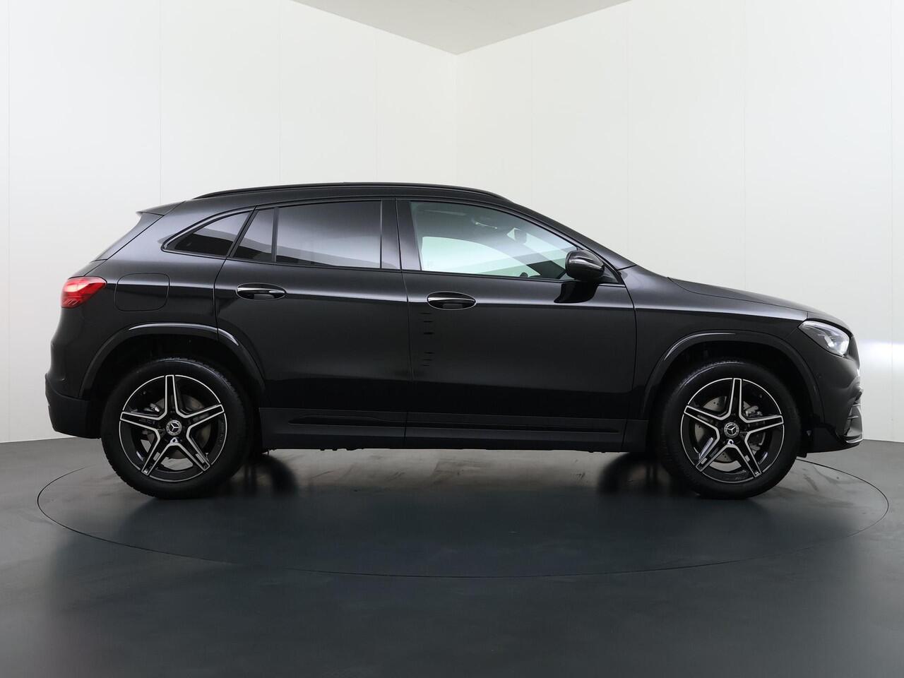 Mercedes-Benz GLA-KLASSE 250 e Business Solution AMG | Night Pakket | Trekhaak | Panoramadak | MULTIBEAM LED Koplampen | Stoelverwarming | Sfeerverlichting | Apple CarPlay | Android Auto | Elektrische Achterklep | Elektrisch Inklapbare Buitenspiegels | Achteruitrijcamera | Parkee