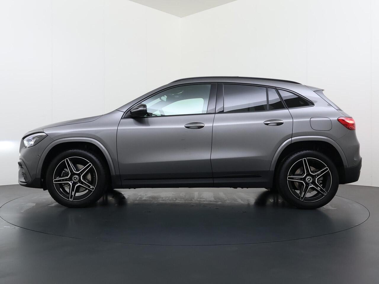 Mercedes-Benz GLA-KLASSE 250 e Business Solution AMG | Night Pakket | Winter Pakket | Trekhaak | Panoramadak | Dodehoekassistent | MULTIBEAM LED Koplampen | Stoelverwarming | Stuurverwarming | Sfeerverlichting | Apple CarPlay | Android Auto | Elektrische Achterklep | Elektrisch I