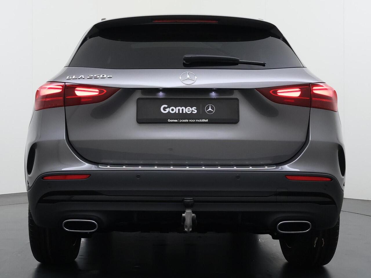 Mercedes-Benz GLA-KLASSE 250 e Business Solution AMG | Night Pakket | Winter Pakket | Trekhaak | Panoramadak | Dodehoekassistent | MULTIBEAM LED Koplampen | Stoelverwarming | Stuurverwarming | Sfeerverlichting | Apple CarPlay | Android Auto | Elektrische Achterklep | Elektrisch I