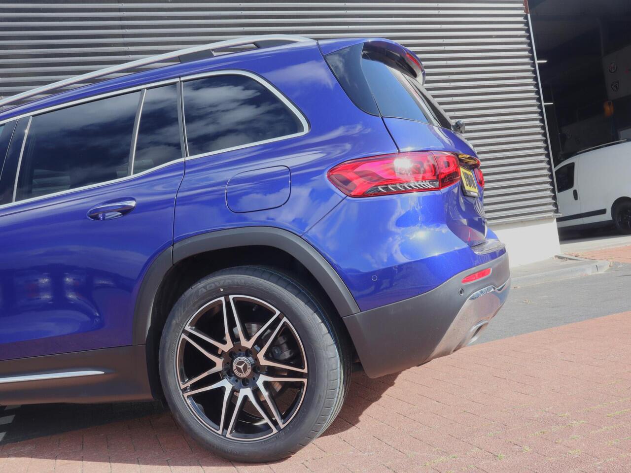 Mercedes-Benz GLB-Klasse 200 Premium | Clima | Cruise | Navi Full Map | Dealer onderhouden | Stof/Leder | LED | Comfortstoel+Verwarming | PDC V+A+Cam | Trekhaak |