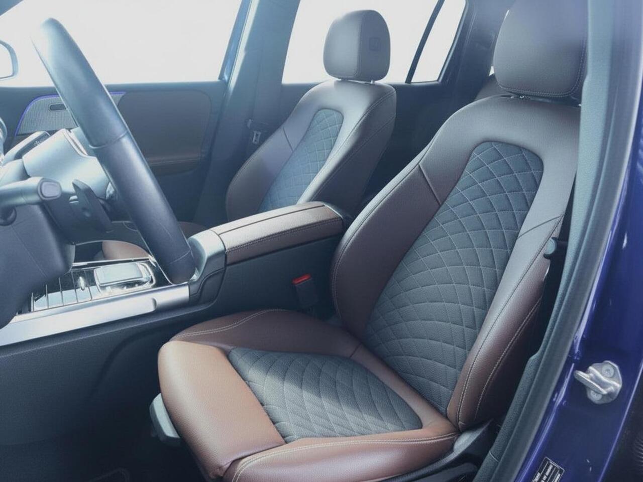 Mercedes-Benz GLB-Klasse 200 | Trekhaak | Clima | Cruise | Multimedia/Navi | Dealer onderhouden | Stof/Leder | LED | Comfortstoel+Verwarming | PDC V+A+Cam |