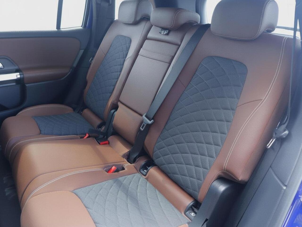 Mercedes-Benz GLB-Klasse 200 | Trekhaak | Clima | Cruise | Multimedia/Navi | Dealer onderhouden | Stof/Leder | LED | Comfortstoel+Verwarming | PDC V+A+Cam |