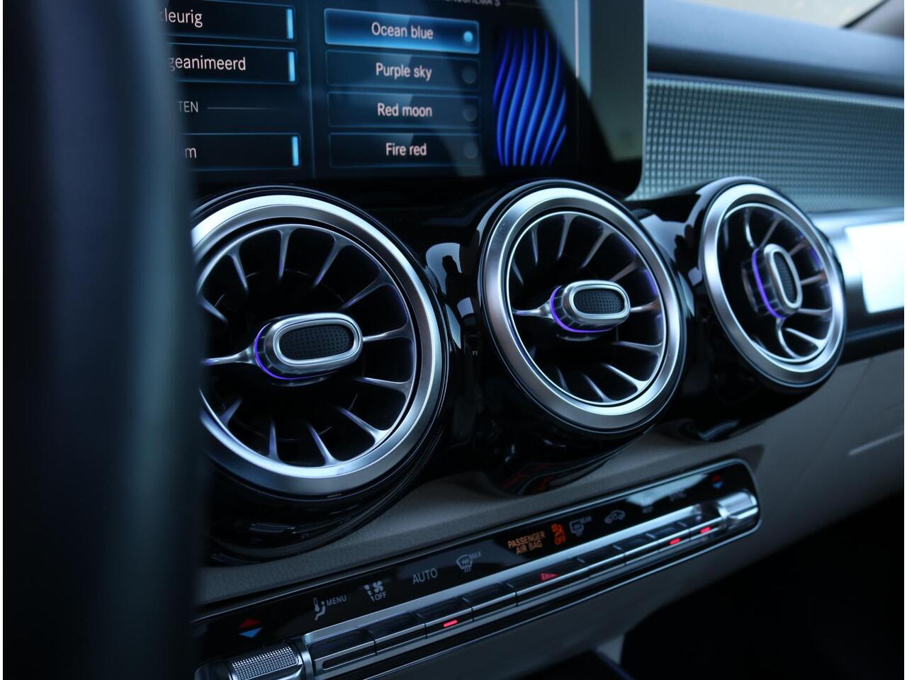 Mercedes-Benz GLB-Klasse 250 4MATIC | Panoramadak | Distronic | Trekhaak Mercedes-Benz GLB 250 4MATIC | Panoramadak | ACC | Trekhaak