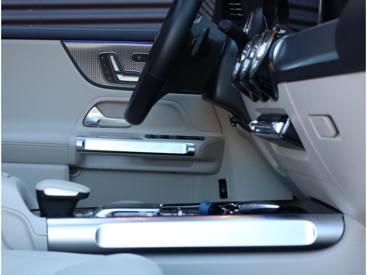 Mercedes-Benz GLB-Klasse 250 4MATIC | Panoramadak | Distronic | Trekhaak Mercedes-Benz GLB 250 4MATIC | Panoramadak | ACC | Trekhaak