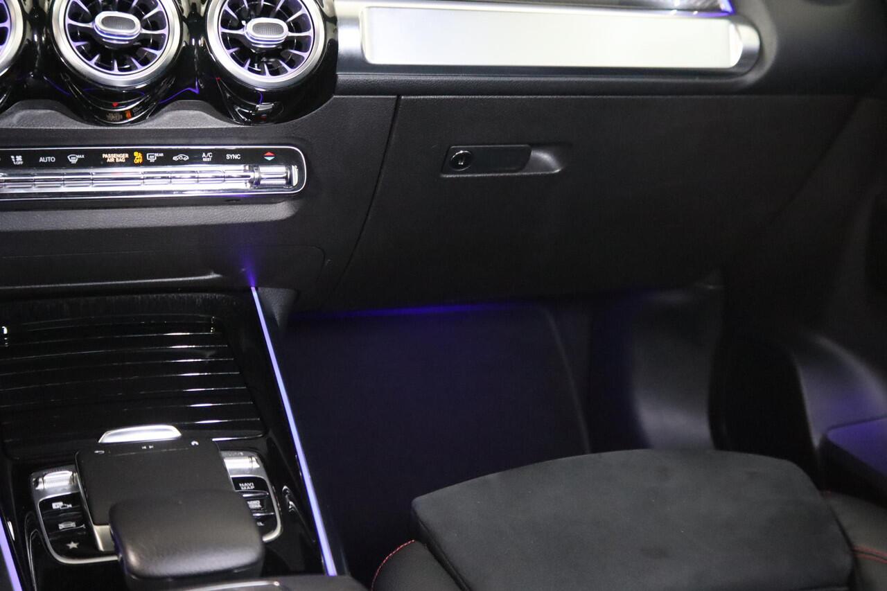 Mercedes-Benz GLB-Klasse 200, AMG-line, 7-Persoons, LED, Widescreen, Distronic, Sfeerverlichting, Burmester,