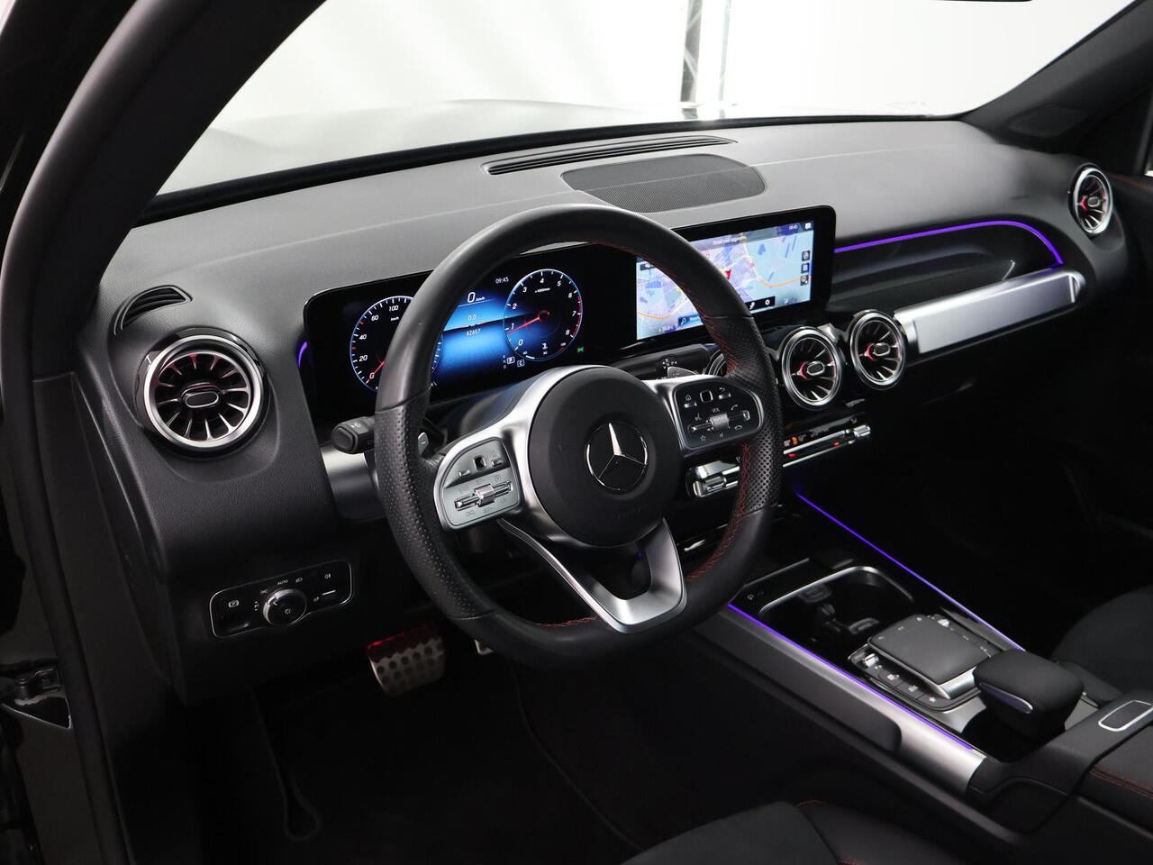 Mercedes-Benz GLB-Klasse 200 Premium Plus | AMG | Panoramadak | Multibeam | 19" lichtmetalen velgen | Widescreen | Stoelverwarming |