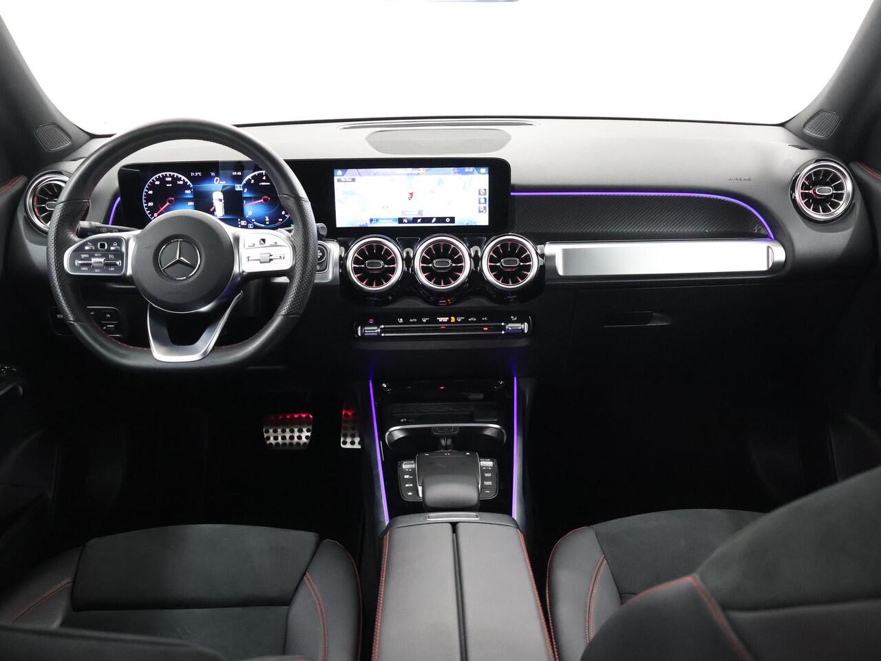 Mercedes-Benz GLB-Klasse 200 Premium Plus | AMG | Panoramadak | Multibeam | 19" lichtmetalen velgen | Widescreen | Stoelverwarming |
