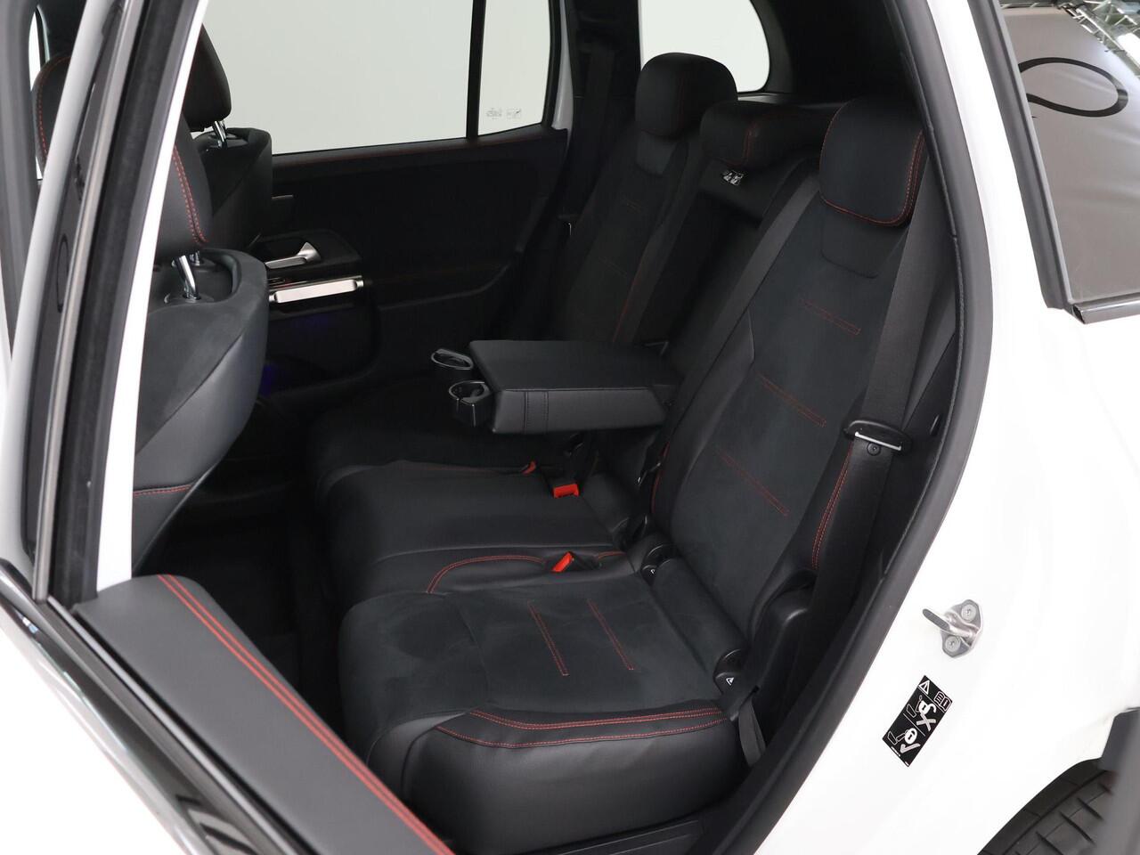 Mercedes-Benz GLB-Klasse 180 AMG Line | Night | Widescreen | Stoelverwarming | Achteruitrijcamera | Sfeerverlichting