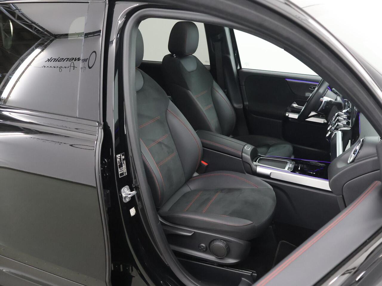 Mercedes-Benz GLB-Klasse 180 AMG Line | Night | Panoramadak | Multibeam | 19" lichtmetalen velgen | Keyless | Widescreen | Sfeerverlichting |