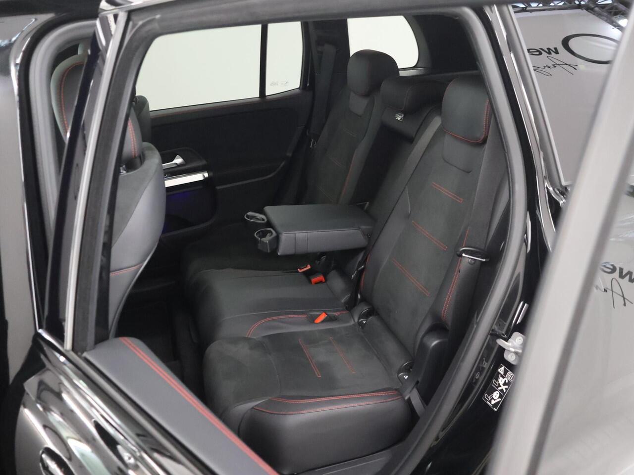 Mercedes-Benz GLB-Klasse 180 AMG Line | Night | Panoramadak | Multibeam | 19" lichtmetalen velgen | Keyless | Widescreen | Sfeerverlichting |