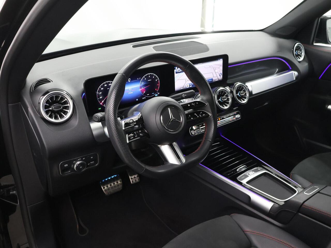 Mercedes-Benz GLB-Klasse 180 AMG Line | Night | Panoramadak | Multibeam | 19" lichtmetalen velgen | Keyless | Widescreen | Sfeerverlichting |