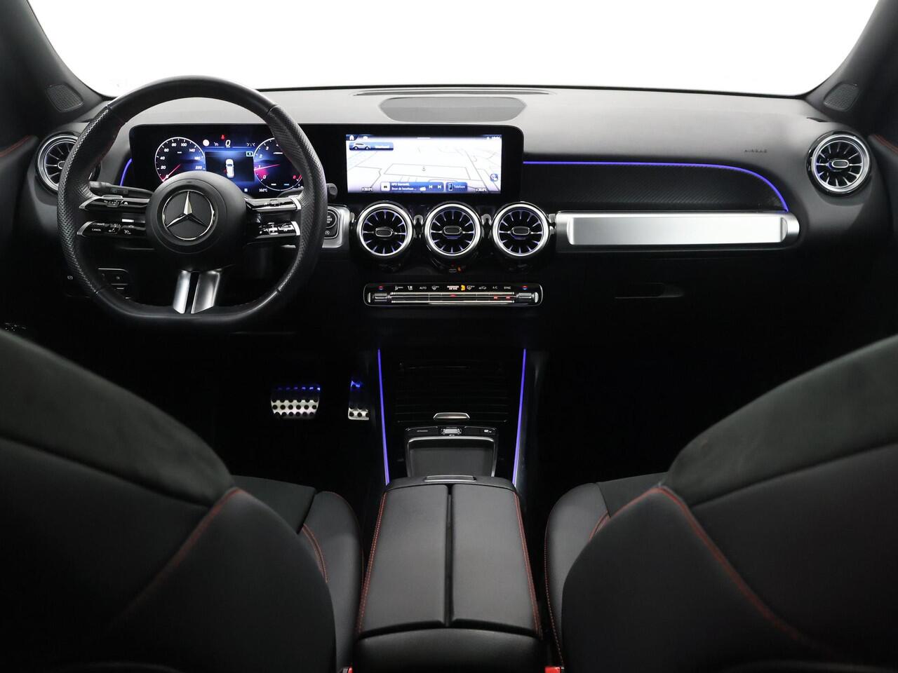 Mercedes-Benz GLB-Klasse 180 AMG Line | Night | Panoramadak | Multibeam | 19" lichtmetalen velgen | Keyless | Widescreen | Sfeerverlichting |