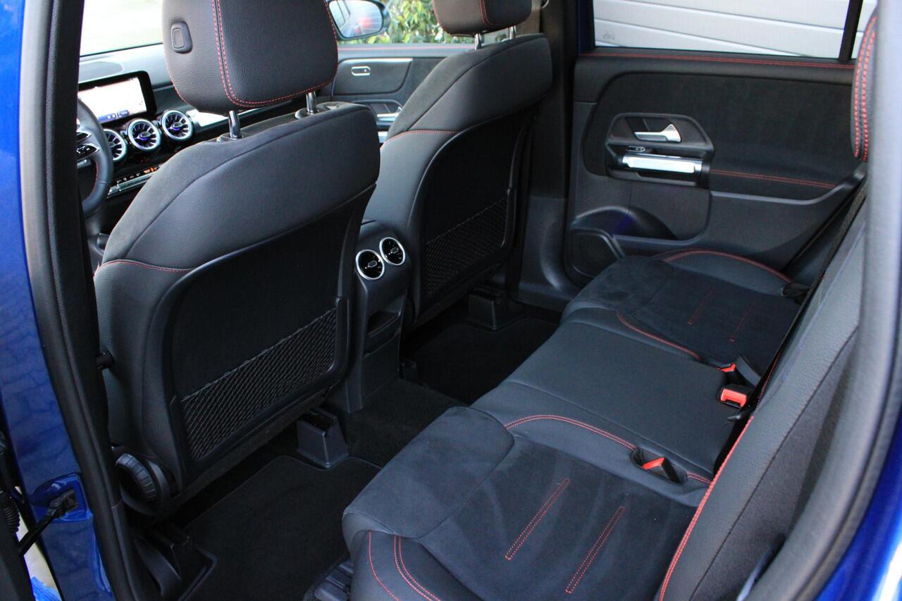 Mercedes-Benz GLB-Klasse 180 AMG 7 Persoons Facelift | Pano | Trekhaak | Multibeam LED | Keyless | Stoelverwarming | Spectraalblauw