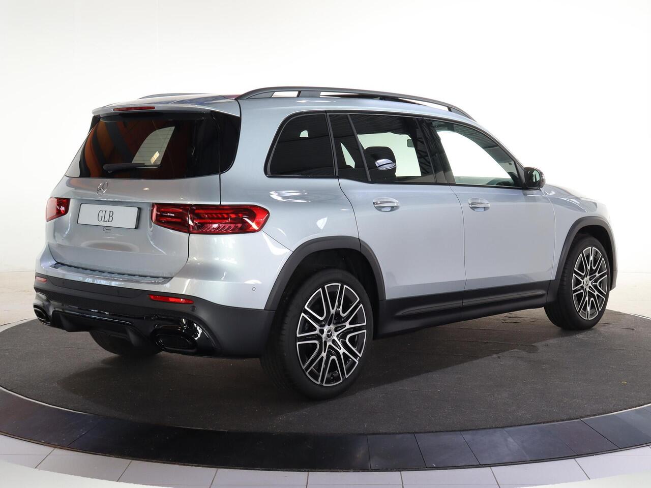 Mercedes-Benz GLB-Klasse 180 Business Solution AMG | AMG Line Plus pakket | Panoramaschuifdak | Winterpakket | Trekhaak | 20" AMG velgen |