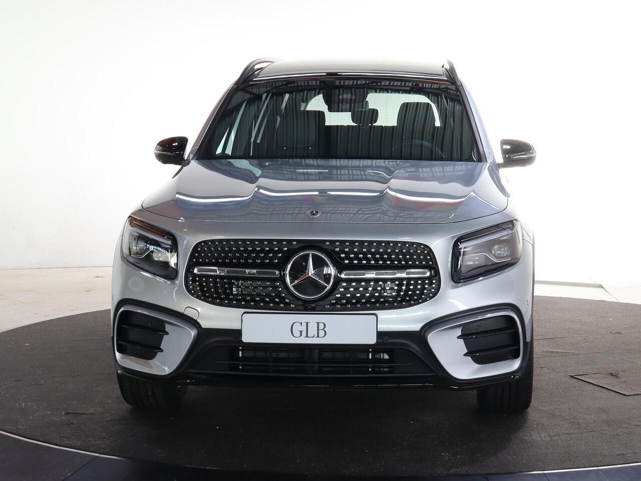 Mercedes-Benz GLB-Klasse 180 Business Solution AMG | AMG Line Plus pakket | Panoramaschuifdak | Winterpakket | Trekhaak | 20" AMG velgen |