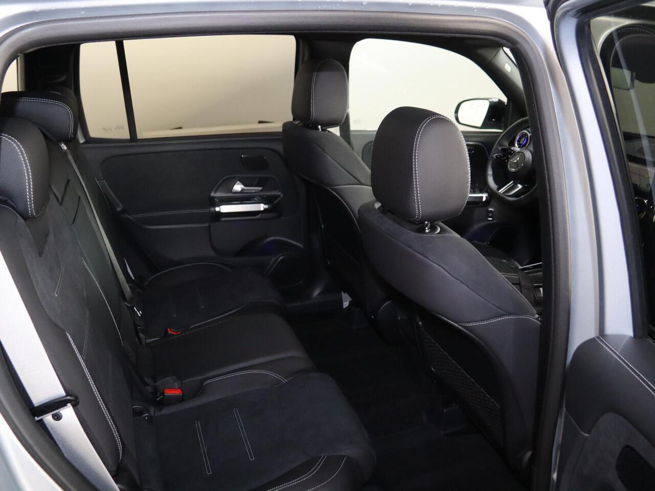 Mercedes-Benz GLB-Klasse 180 Business Solution AMG | AMG Line Plus pakket | Panoramaschuifdak | Winterpakket | Trekhaak | 20" AMG velgen |