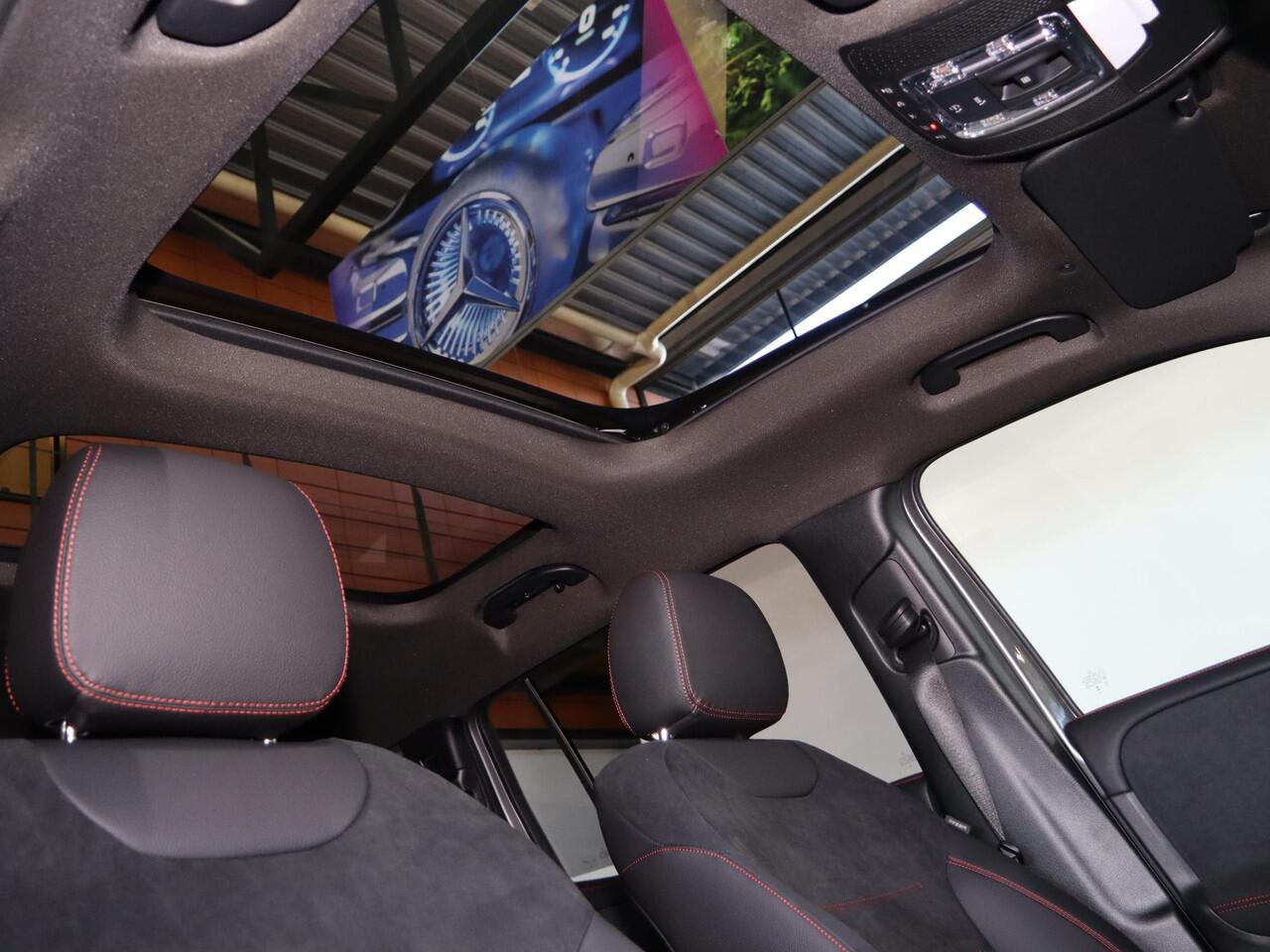 Mercedes-Benz GLB-Klasse 180 Business Solution AMG | Panoramaschuifdak | Premium Plus | Trekhaak | Verschuifbare Bank | Winterpakket |