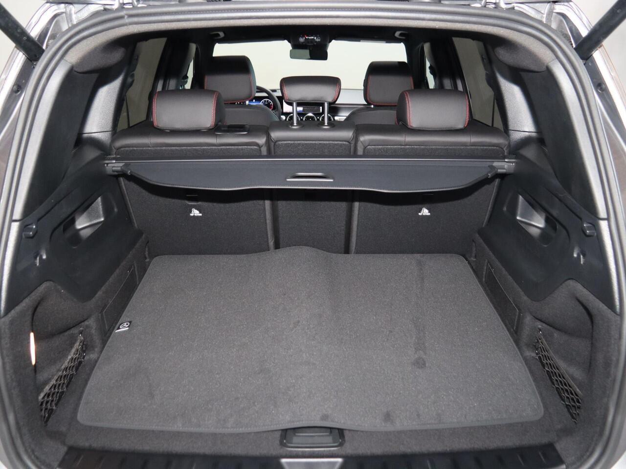 Mercedes-Benz GLB-Klasse 180 Business Solution AMG | Panoramaschuifdak | Premium Plus | Trekhaak | Verschuifbare Bank | Winterpakket |