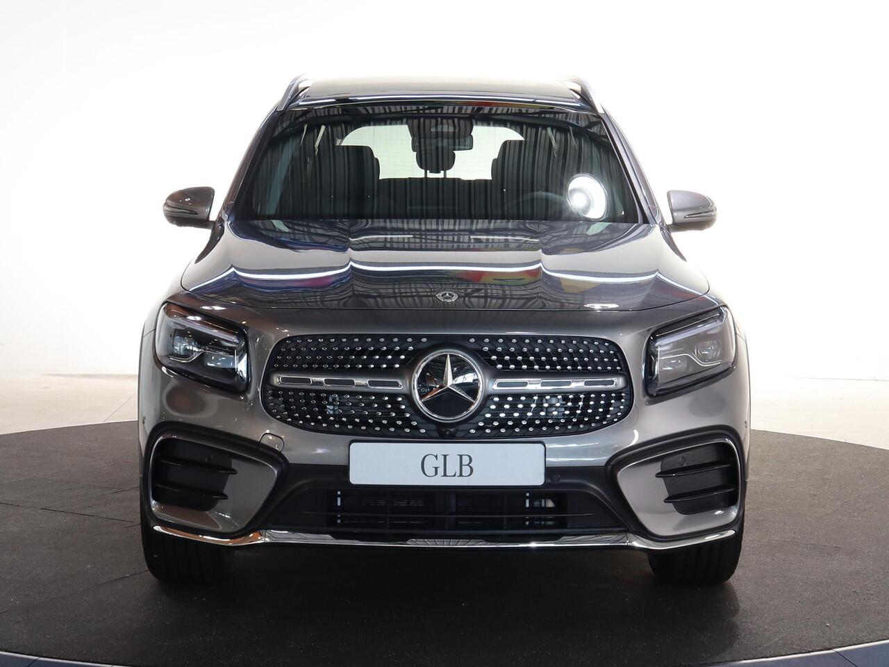 Mercedes-Benz GLB-Klasse 180 Business Solution AMG | Panoramaschuifdak | Premium Plus | Trekhaak | Verschuifbare Bank | Winterpakket |
