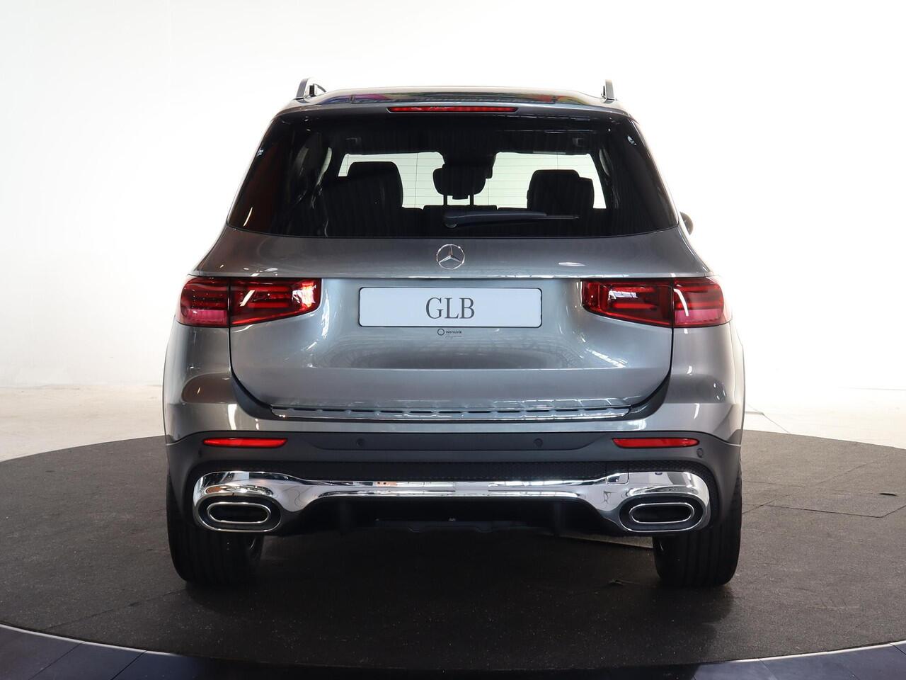 Mercedes-Benz GLB-Klasse 180 Business Solution AMG | Panoramaschuifdak | Premium Plus | Trekhaak | Verschuifbare Bank | Winterpakket |