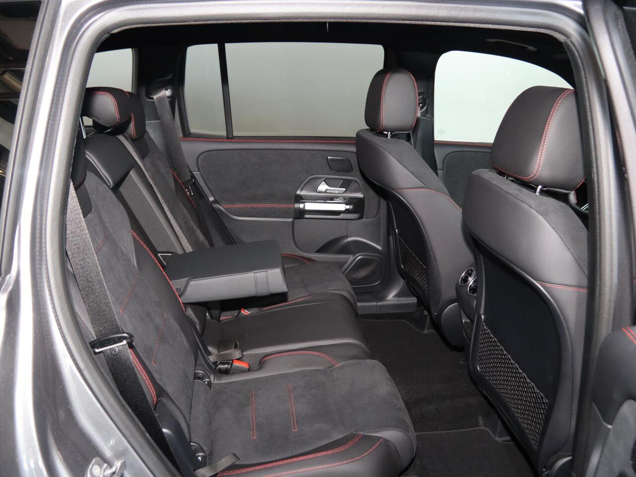 Mercedes-Benz GLB-Klasse 180 Business Solution AMG | Panoramaschuifdak | Premium Plus | Trekhaak | Verschuifbare Bank | Winterpakket |