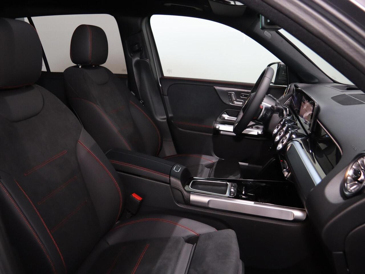 Mercedes-Benz GLB-Klasse 180 Business Solution AMG | Panoramaschuifdak | Premium Plus | Trekhaak | Verschuifbare Bank | Winterpakket |