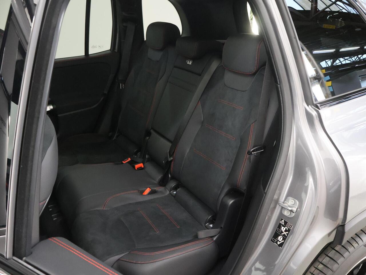 Mercedes-Benz GLB-Klasse 180 Business Solution AMG | Premium Plus | Panoramaschuifdak | Trekhaak | Winterpakket |