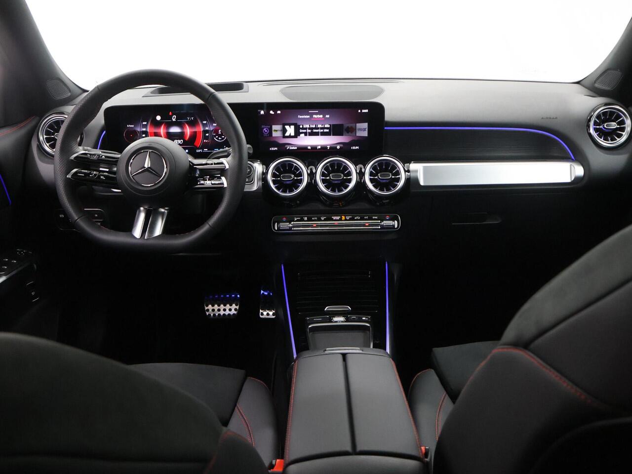 Mercedes-Benz GLB-Klasse 180 Business Solution AMG | Premium Plus | Panoramaschuifdak | Trekhaak | Winterpakket |