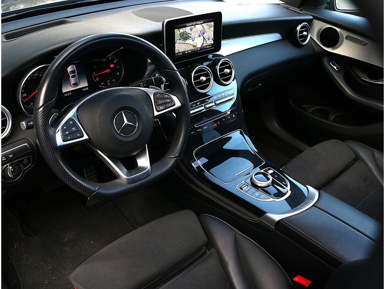 Mercedes-Benz GLC-KLASSE Coupé 250 4MATIC AMG Line | Distronic+ | Schuifdak Mercedes-Benz GLC Coupé 250 4MATIC AMG Line | Distronic | Panorama | Camera |