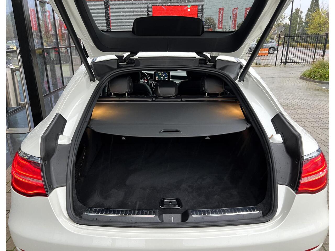 Mercedes-Benz GLC-KLASSE 300 4matic AMG Luchtvering, Distronic, Schuifdak