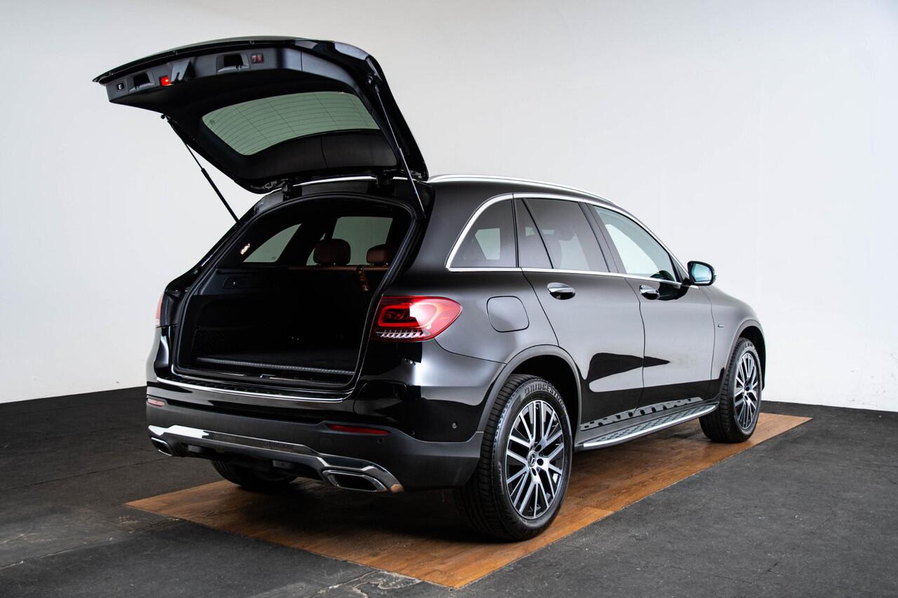 Mercedes-Benz GLC-KLASSE 300e 4MATIC Trekhaak - Panoramadak - AMG Line interieur - Elektrisch verstelbare/verwarmde stoelen - PRE SAFE systeem - Rijassistentiepakket plus - Spiegelpakket - Getinte Ruiten -